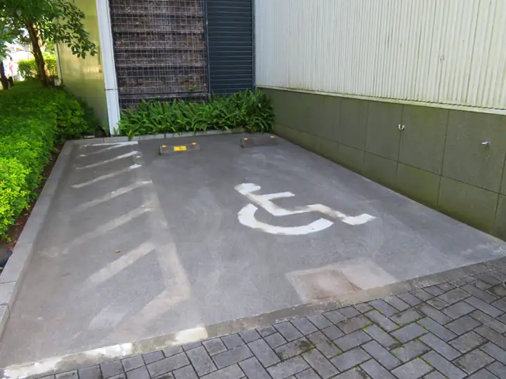 車いすマークが路面に大きくペイントされた駐車スペースの様子