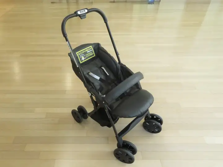 貸し出し用の黒色のベビーカー