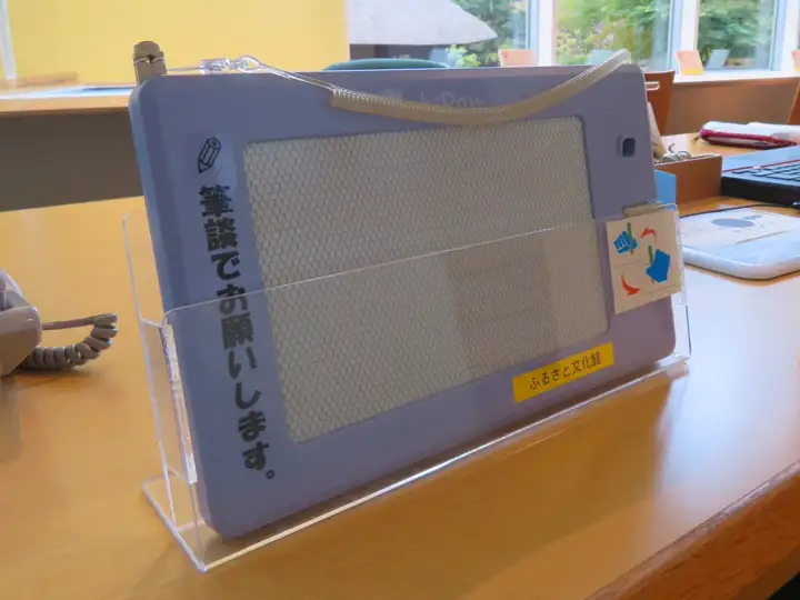 卓上に置かれた青色の磁気式筆談ボード