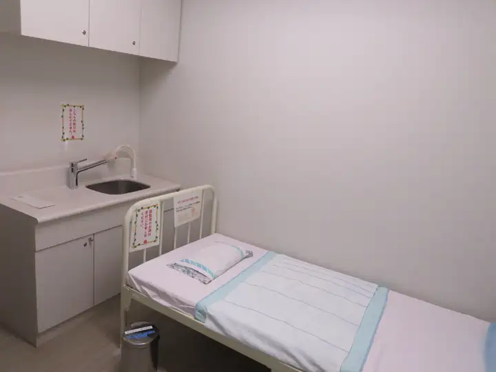 授乳室内に設置された、大人のおむつ交換などにも利用できるサイズのユニバーサルシート（ベッド）