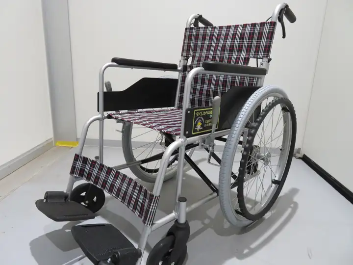 施設入り口の自動ドア横にある、屋根付きの屋外スペースに設置された3台の飲料自動販売機