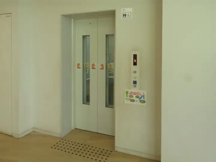 建物の1階にある、エレベーターの扉