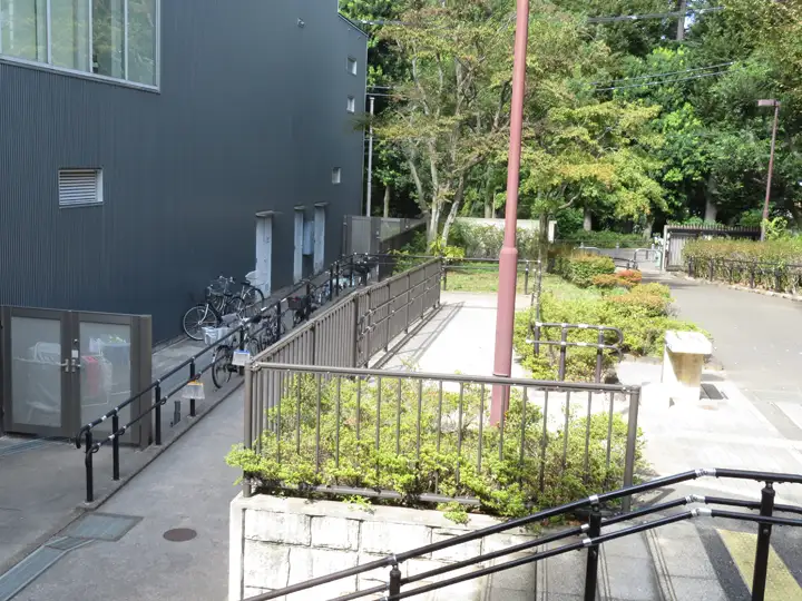 旧内田家住宅の入り口付近に設置された、木製の緩やかなスロープ