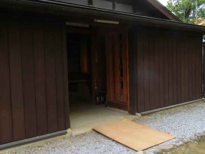 旧内田家住宅の土間へ上がる段差に設置された、木製の段差解消スロープ（スロープ板）