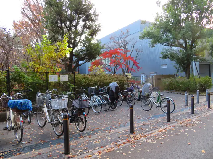 池淵史跡公園側の、屋根付きの駐輪場