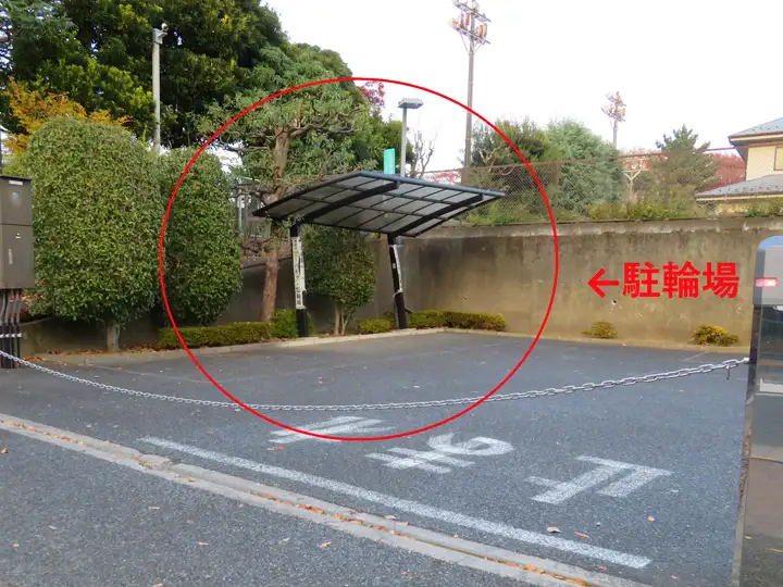 井草通り沿い駐車場の左奥にある、屋根なしの駐輪スペース