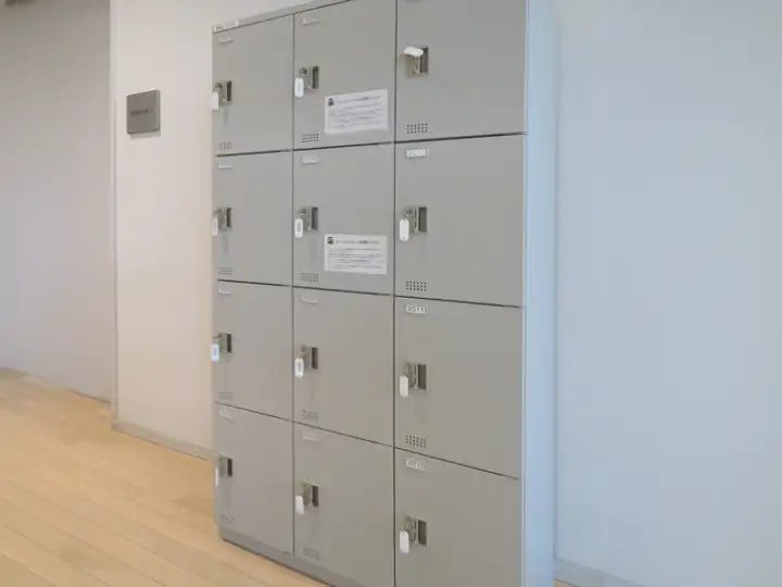 2階交流ライブラリー前に設置された、ベージュ色のコインロッカー