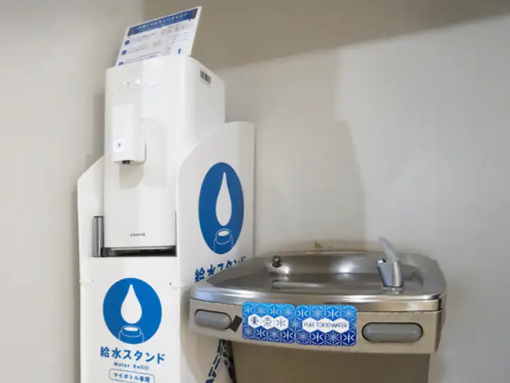 1階に設置された、ステンレス製の給水機