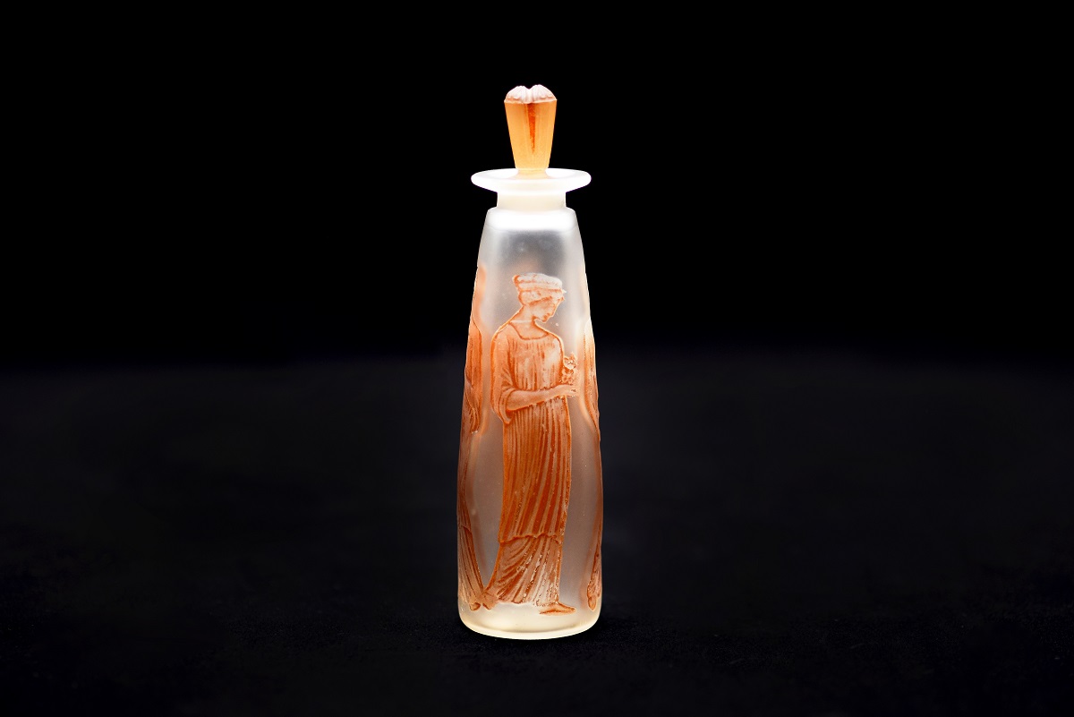 香水瓶《アンブル・アンティーク》コティ社 1910年　透明ガラス、型吹き成形、栓はプレス成形、サチネ、パチネ