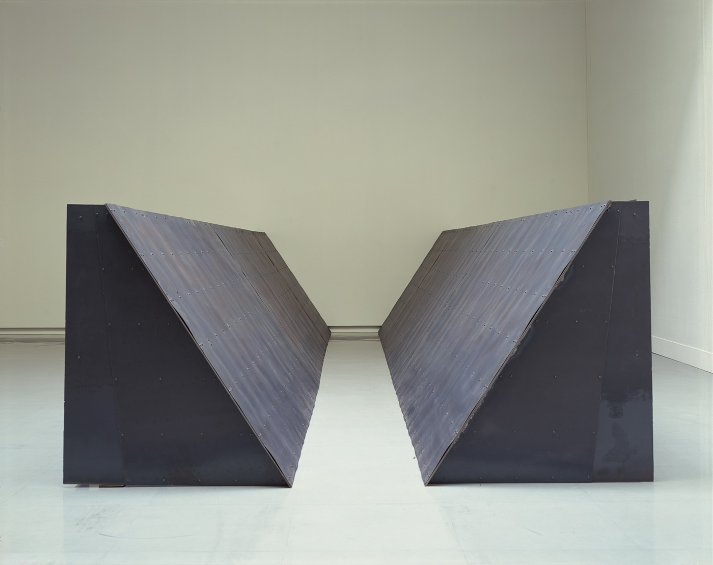 若林奮《Run and Rest》鉄、168.0×200.0×609.5cm、1996年(撮影=山本糾)