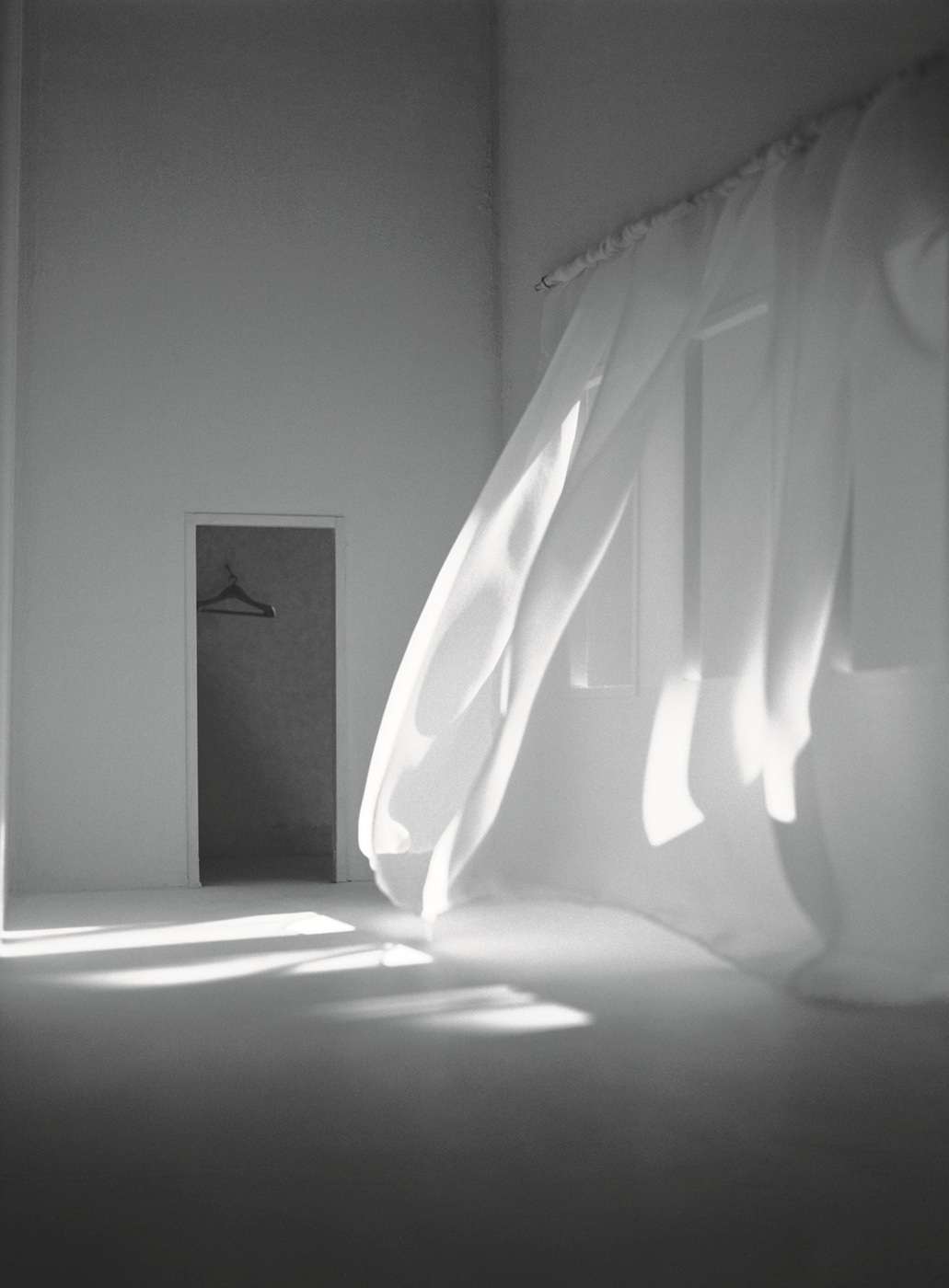 寺田真由美《curtain 010401》ゼラチン・シルバー・プリント、50.8×61.0㎝、2001年