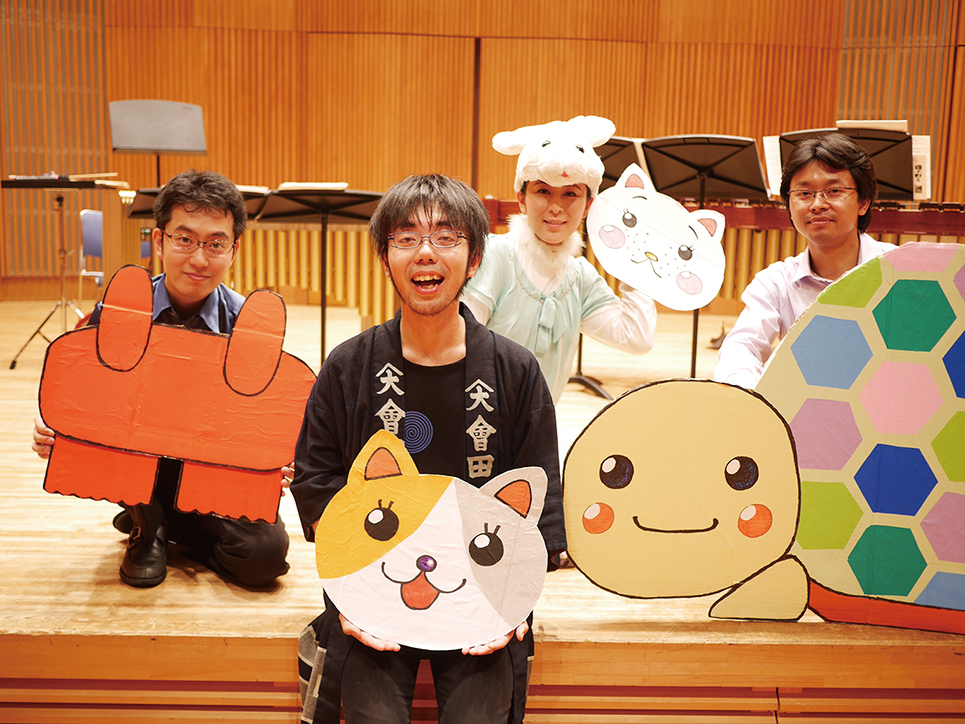 左から演奏者の鈴木孝順さん、會田さん、作曲家の佐原詩音さん、小林孝彦さん。手作りの動物は子どもに大好評でした。